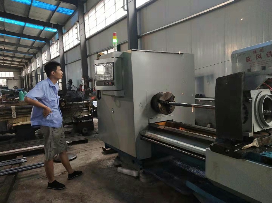 普車改造數(shù)控旋風銑加工長絲桿