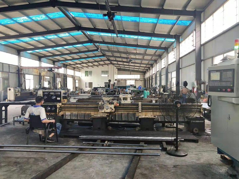 普車改造數(shù)控旋風銑加工長絲桿