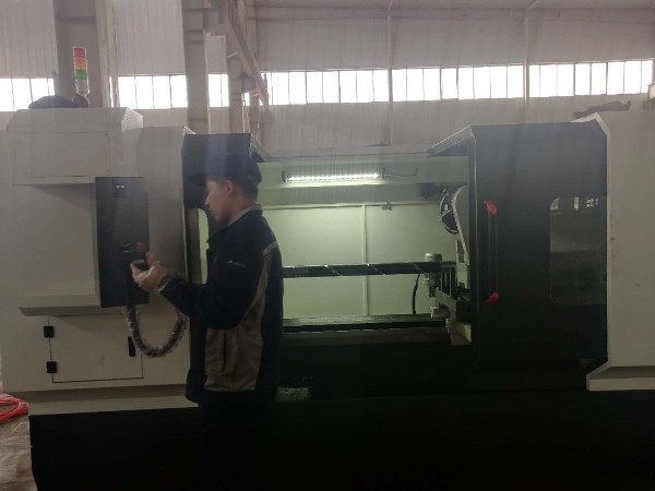 刻槽鉆桿專用數(shù)控旋風(fēng)銑林州振晨客戶現(xiàn)場